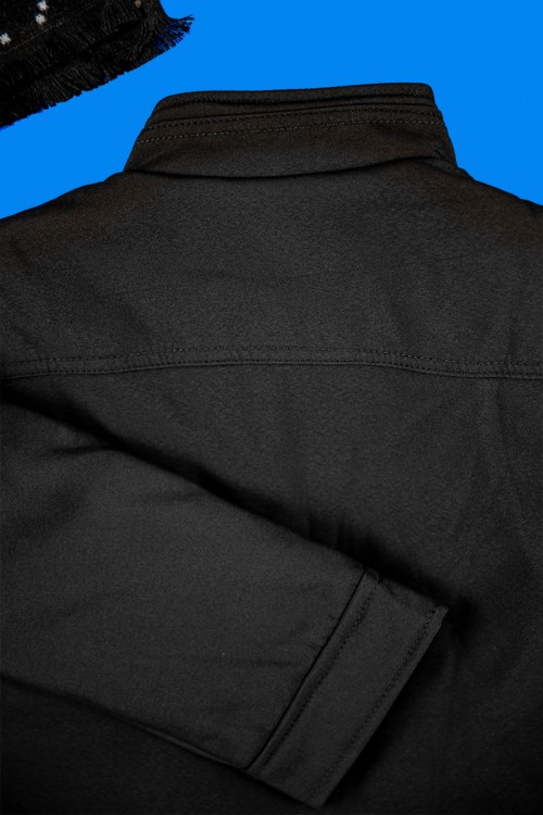 جاكيت ولادي شتوي لون أسود مبطن بفرو بأكمام طويلة و بجيوب أمامية وداخلية