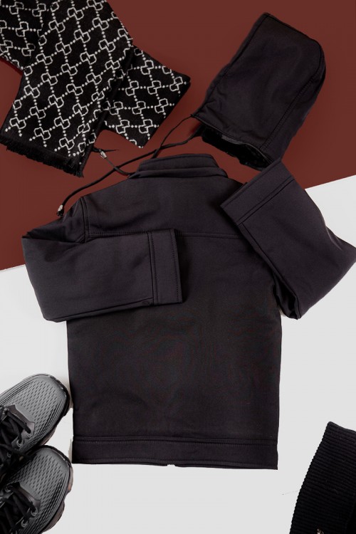 جاكيت ولادي شتوي لون أسود مبطن بفرو بقبعة رأس منفصلة و أكمام طويلة و بجيوب أمامية