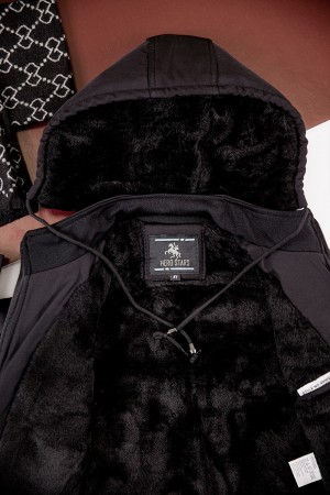 جاكيت ولادي شتوي لون أسود مبطن بفرو بقبعة رأس منفصلة و أكمام طويلة و بجيوب أمامية