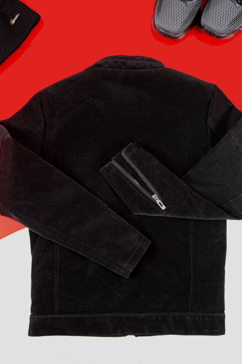 جاكيت ولادي شتوي لون أسود أكمام طويلة بجيوب و سحاب من الأمام و الأكمام