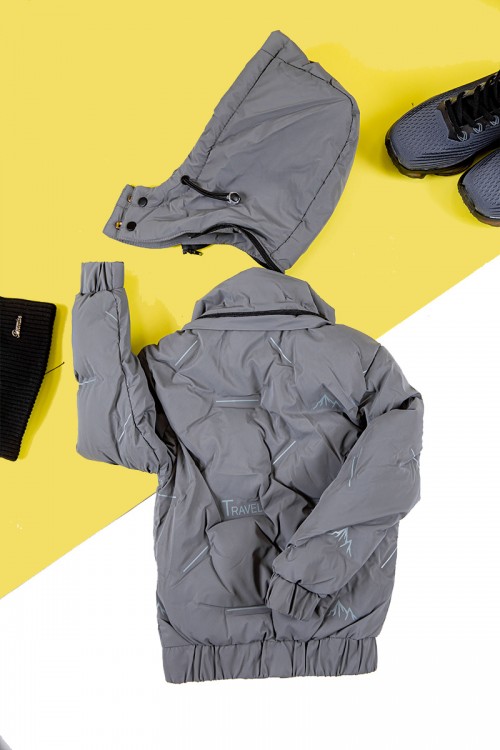 جاكيت ولادي شتوي منفوخ لون رمادي بقبعة رأس منفصلة قابلة للتركيب و أكمام طويلة و بجيوب وسحاب من الأمام