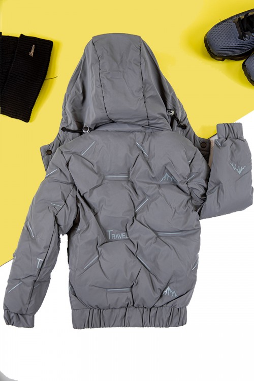 جاكيت ولادي شتوي منفوخ لون رمادي بقبعة رأس منفصلة قابلة للتركيب و أكمام طويلة و بجيوب وسحاب من الأمام