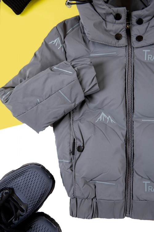 جاكيت ولادي شتوي منفوخ لون رمادي بقبعة رأس منفصلة قابلة للتركيب و أكمام طويلة و بجيوب وسحاب من الأمام