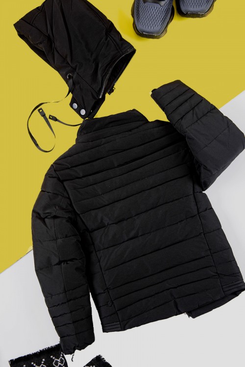 جاكيت ولادي شتوي لون أسود بقبعة رأس منفصلة و أكمام طويلة و بجيوب وسحاب من الأمام