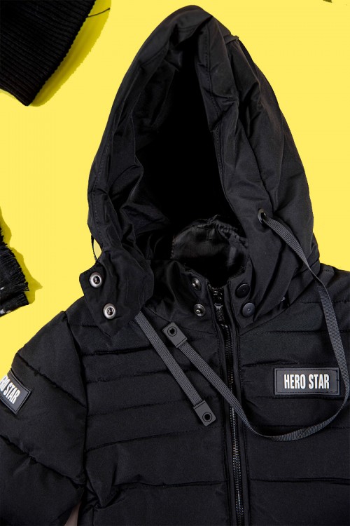 جاكيت ولادي شتوي لون أسود بقبعة رأس منفصلة و أكمام طويلة و بجيوب وسحاب من الأمام