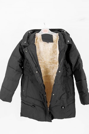 جاكيت نسائي شتوي لون أسود مبطن باللون البيج من الداخل بقبعة من الفرو منفصلة و أكمام طويلة بجيوب و سحاب من الأمام