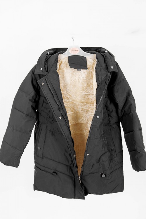 جاكيت نسائي شتوي لون أسود مبطن باللون البيج من الداخل بقبعة من الفرو منفصلة و أكمام طويلة بجيوب و سحاب من الأمام