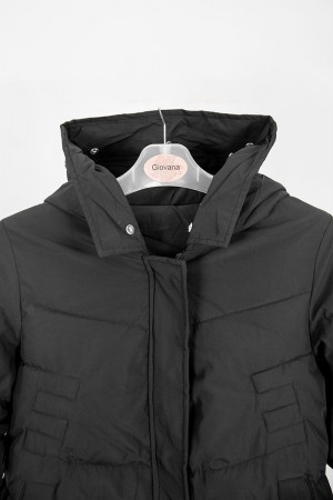 جاكيت نسائي شتوي لون أسود مبطن باللون البيج من الداخل بقبعة من الفرو منفصلة و أكمام طويلة بجيوب و سحاب من الأمام