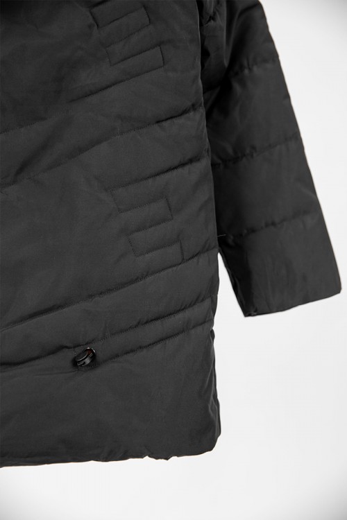 جاكيت نسائي شتوي لون أسود مبطن باللون البيج من الداخل بقبعة من الفرو منفصلة و أكمام طويلة بجيوب و سحاب من الأمام