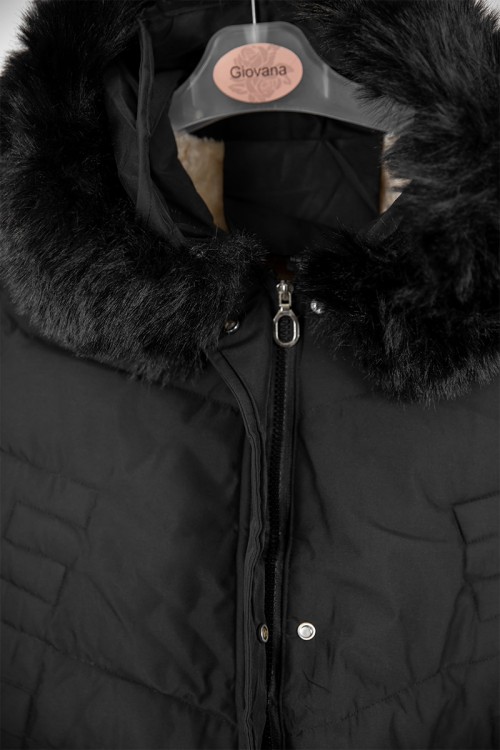 جاكيت نسائي شتوي لون أسود مبطن باللون البيج من الداخل بقبعة من الفرو منفصلة و أكمام طويلة بجيوب و سحاب من الأمام