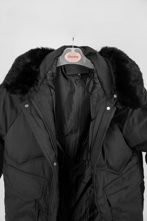 جاكيت نسائي شتوي لون أسود بقبعة رأس و بفرو منفصل قابل للتركيب و أكمام طويلة بجيوب و سحاب من الأمام