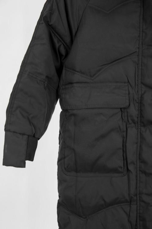 جاكيت نسائي شتوي لون أسود بقبعة رأس و بفرو منفصل قابل للتركيب و أكمام طويلة بجيوب و سحاب من الأمام