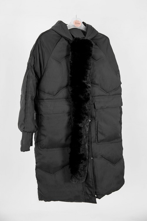 جاكيت نسائي شتوي لون أسود بقبعة رأس و بفرو منفصل قابل للتركيب و أكمام طويلة بجيوب و سحاب من الأمام