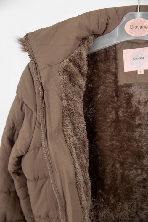جاكيت نسائي شتوي لون بيج مبطن من الداخل بقبعة من الفرو منفصلة و أكمام طويلة بجيوب و سحاب من الأمام