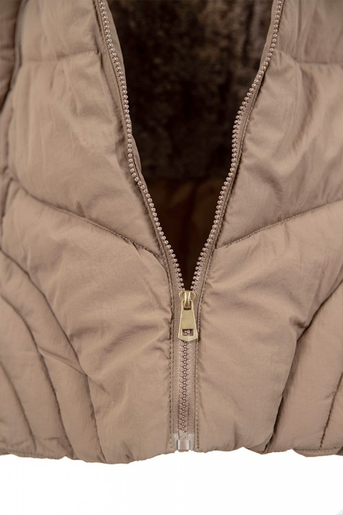 جاكيت نسائي شتوي لون بيج مبطن من الداخل بقبعة من الفرو منفصلة و أكمام طويلة بجيوب و سحاب من الأمام