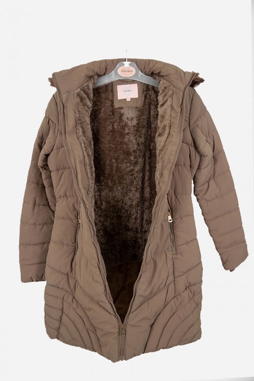 جاكيت نسائي شتوي لون بيج مبطن من الداخل بقبعة من الفرو منفصلة و أكمام طويلة بجيوب و سحاب من الأمام