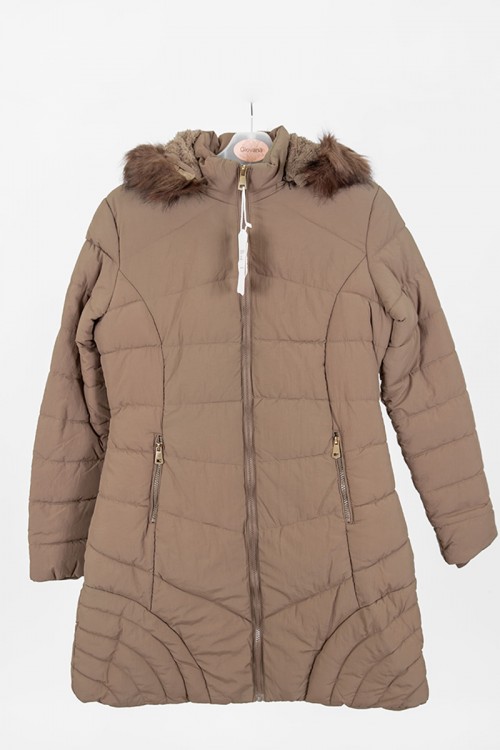 جاكيت نسائي شتوي لون بيج مبطن من الداخل بقبعة من الفرو منفصلة و أكمام طويلة بجيوب و سحاب من الأمام