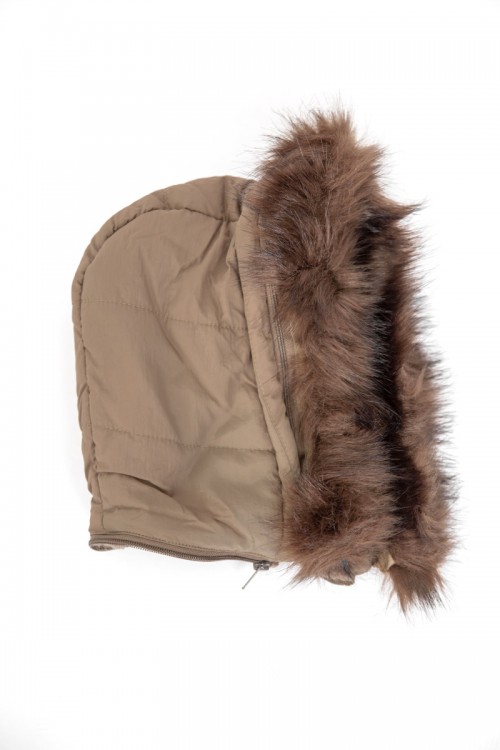 جاكيت نسائي شتوي لون بيج مبطن من الداخل بقبعة من الفرو منفصلة و أكمام طويلة بجيوب و سحاب من الأمام