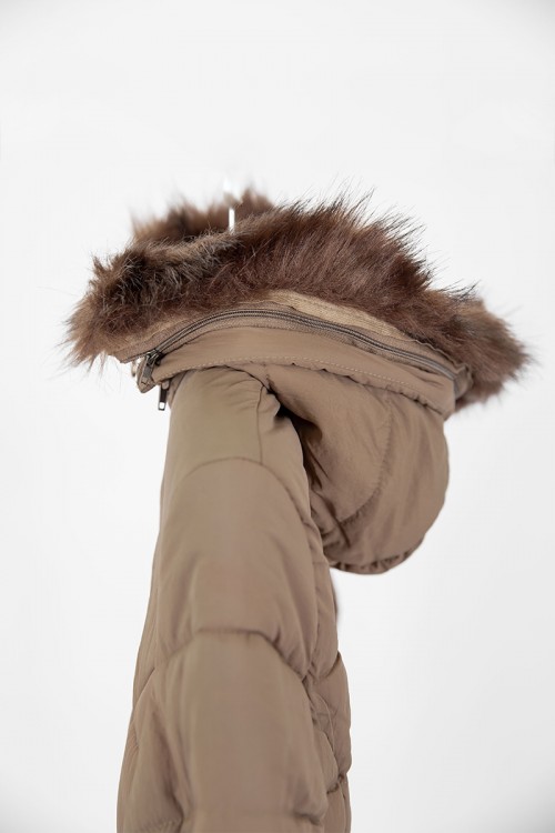 جاكيت نسائي شتوي لون بيج مبطن من الداخل بقبعة من الفرو منفصلة و أكمام طويلة بجيوب و سحاب من الأمام