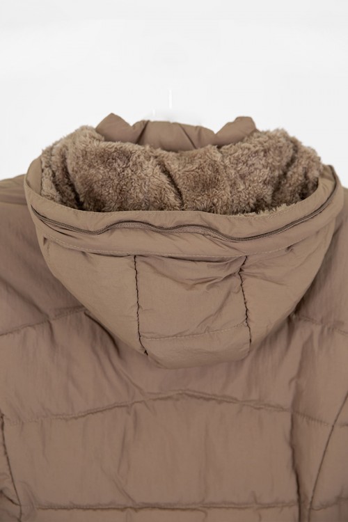 جاكيت نسائي شتوي لون بيج مبطن من الداخل بقبعة من الفرو منفصلة و أكمام طويلة بجيوب و سحاب من الأمام