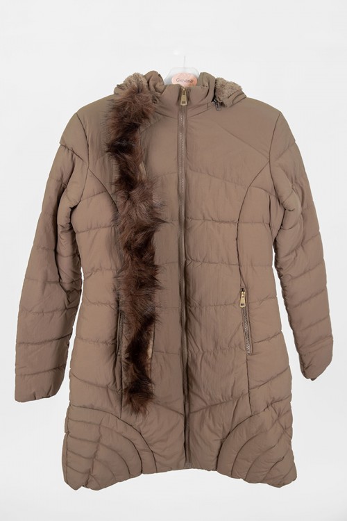 جاكيت نسائي شتوي لون بيج مبطن من الداخل بقبعة من الفرو منفصلة و أكمام طويلة بجيوب و سحاب من الأمام