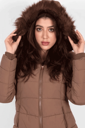 جاكيت نسائي شتوي لون بيج مبطن من الداخل بقبعة من الفرو منفصلة و أكمام طويلة بجيوب و سحاب من الأمام