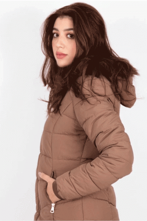 جاكيت نسائي شتوي لون بيج مبطن من الداخل بقبعة من الفرو منفصلة و أكمام طويلة بجيوب و سحاب من الأمام