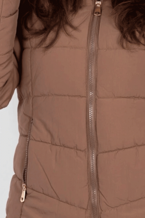 جاكيت نسائي شتوي لون بيج مبطن من الداخل بقبعة من الفرو منفصلة و أكمام طويلة بجيوب و سحاب من الأمام