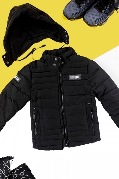 جاكيت ولادي شتوي لون أسود بقبعة رأس منفصلة و أكمام طويلة و بجيوب وسحاب من الأمام