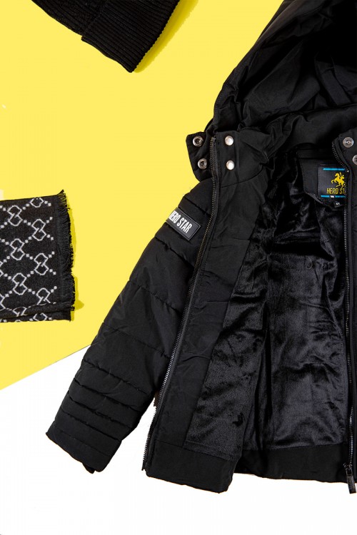 جاكيت ولادي شتوي لون أسود بقبعة رأس منفصلة و أكمام طويلة و بجيوب وسحاب من الأمام