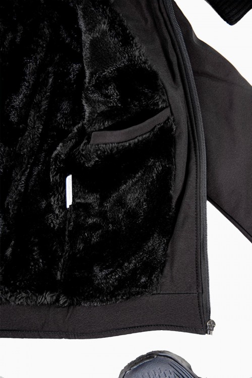 جاكيت ولادي شتوي لون أسود مبطن بفرو بأكمام طويلة و بجيوب أمامية وداخلية