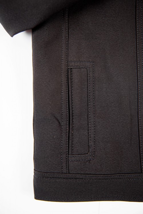 جاكيت ولادي شتوي لون أسود مبطن بفرو بأكمام طويلة و بجيوب أمامية وداخلية