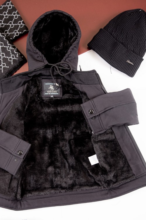 جاكيت ولادي شتوي لون أسود مبطن بفرو بقبعة رأس منفصلة و أكمام طويلة و بجيوب أمامية