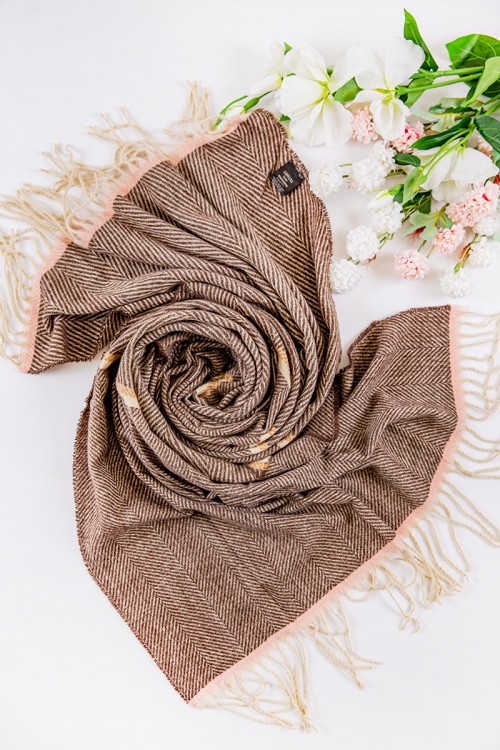 شال نسائي شتوي-شال نسائي بألوان متعددة-شال شتوي أنيق-شال نسائي بشراشيب-شال شتوي موضة 2024-شال صوف نسائي-أفضل شال شتوي نسائي-شال شتوي نسائي عصري-شال نسائي شتوي مناسب للإطلالات اليومية-شال نسائي شتوي أنيق للحفلات-شال شتوي نسائي هدية مثالية للشتاء-شال بشراشي