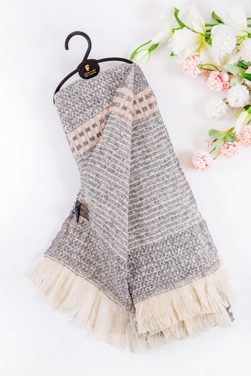 شال نسائي شتوي بشراشيب متعدد الألوان