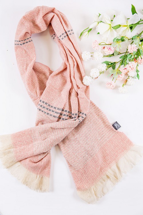 شال نسائي شتوي بشراشيب متعدد الألوان