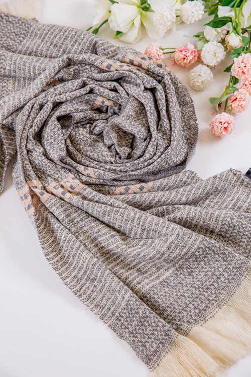 شال نسائي شتوي بشراشيب متعدد الألوان