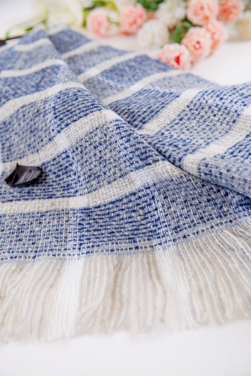 شال نسائي شتوي بشراشيب متعدد الألوان