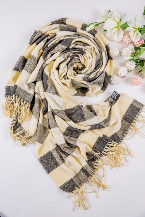 شال نسائي شتوي بشراشيب متعدد الألوان