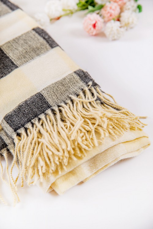 شال نسائي شتوي بشراشيب متعدد الألوان