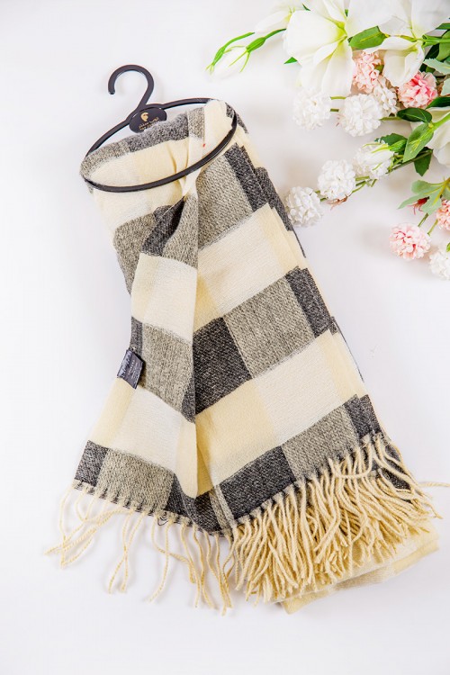 شال نسائي شتوي بشراشيب متعدد الألوان