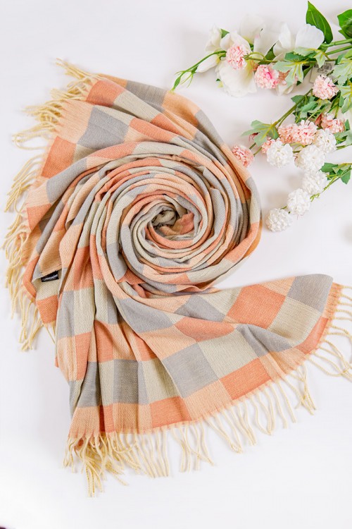 شال نسائي شتوي بشراشيب متعدد الألوان