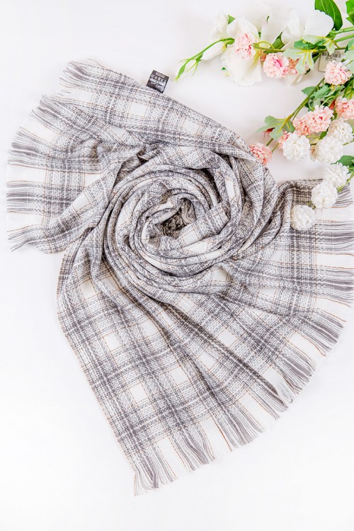 شال نسائي شتوي بشراشيب متعدد الألوان