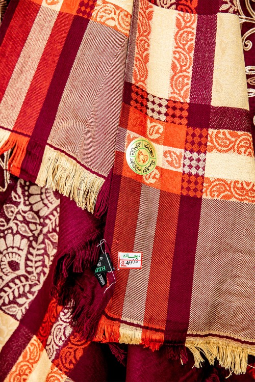 شال كشميري نسائي أنيق متعدد الألوان بتطريز باللون الذهبي