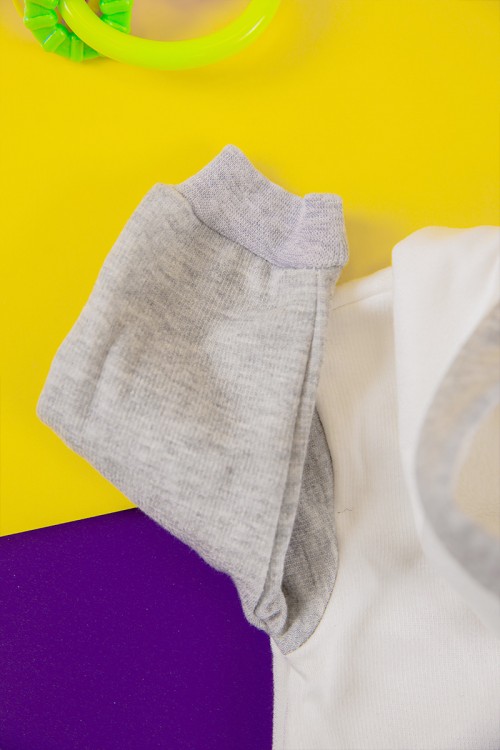 افرول أطفال ولادي شتوي مبطن لون أبيض و رمادي بقبعة رأس متصلة و أزرار من الأمام