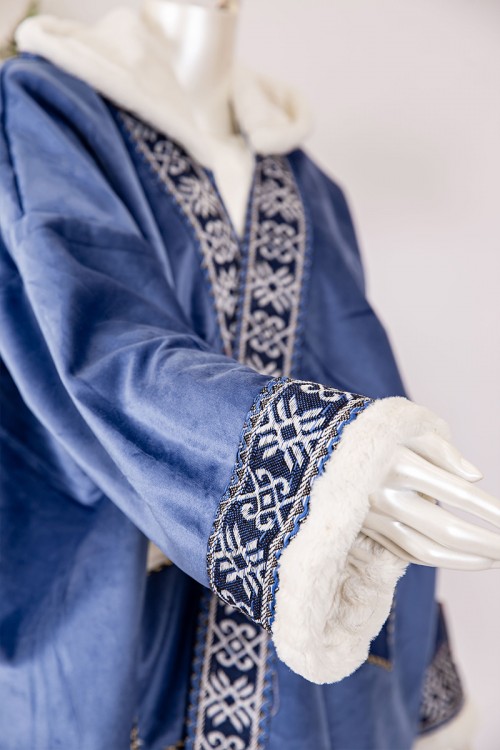 فروه نسائي شتوي مبطن  لون أزرق مزخرف من الأطراف بقبعة على الرأس و جيوب أمامية