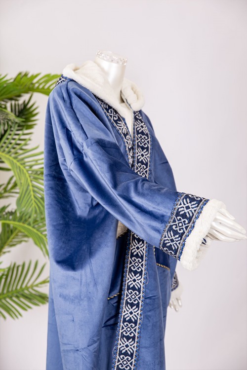 فروه نسائي شتوي مبطن  لون أزرق مزخرف من الأطراف بقبعة على الرأس و جيوب أمامية