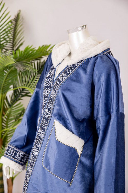 فروه نسائي شتوي مبطن  لون أزرق مزخرف من الأطراف بقبعة على الرأس و جيوب أمامية