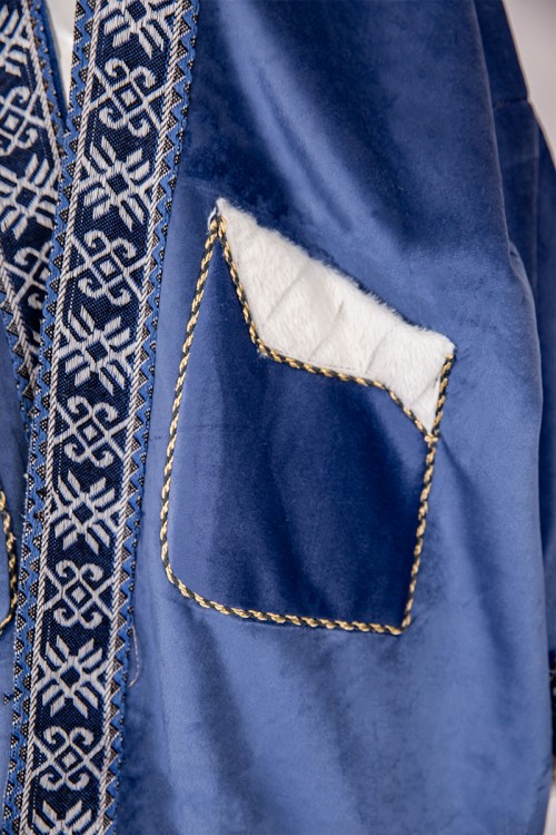 فروه نسائي شتوي مبطن  لون أزرق مزخرف من الأطراف بقبعة على الرأس و جيوب أمامية