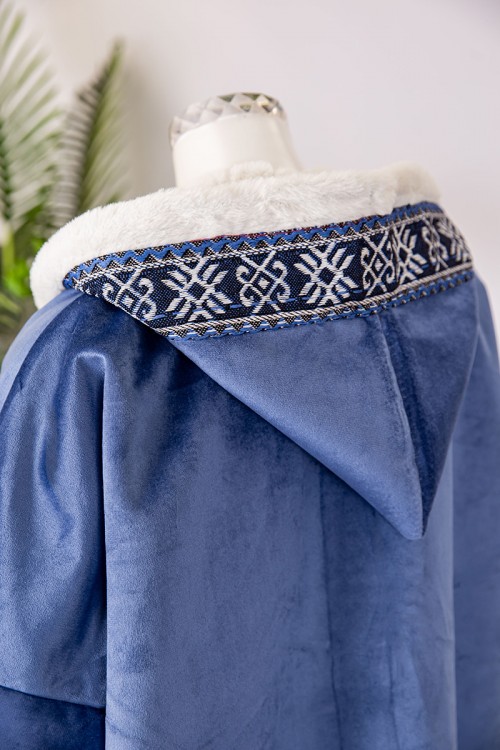 فروه نسائي شتوي مبطن  لون أزرق مزخرف من الأطراف بقبعة على الرأس و جيوب أمامية